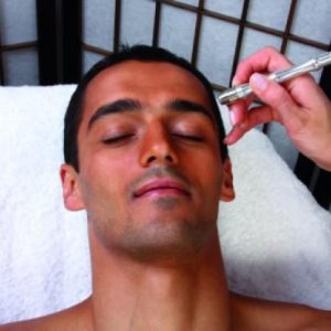 پاکسازی پوست مردانه در آرایشگاه داماد تهران