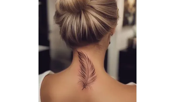 تاتو روی گردن دخترانه