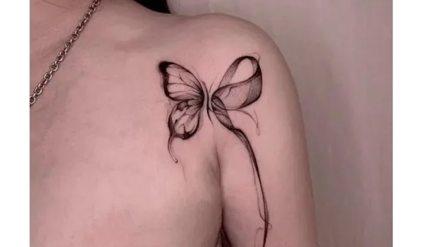 تاتو پروانه روی شانه دخترانه